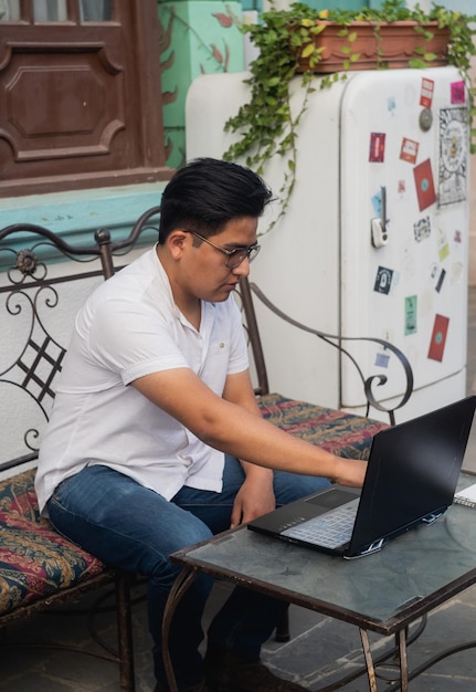 Photo young man working on his laptop