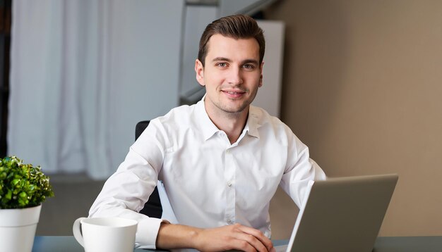 Photo young man working on a laptop confident businessman investor looking at camera