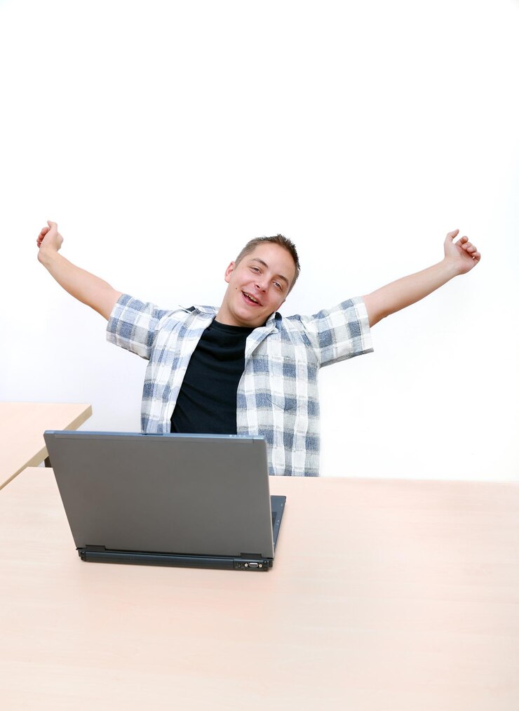 फोटो young man working on laptop