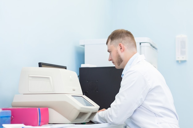 Foto giovane che lavora presso il laboratorio di medicina o genetica