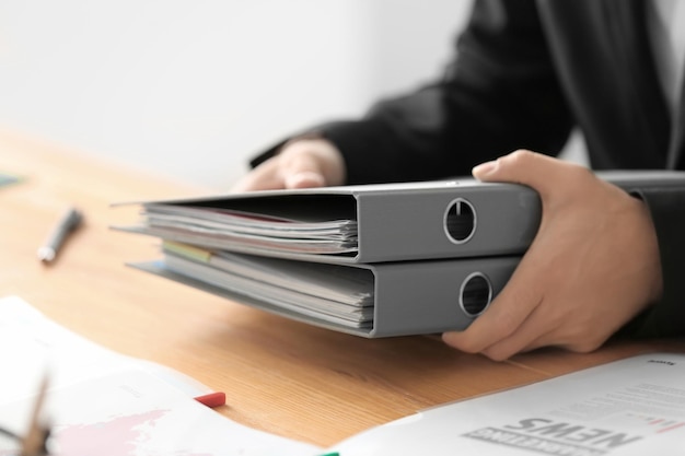 Photo young man working with documents in office