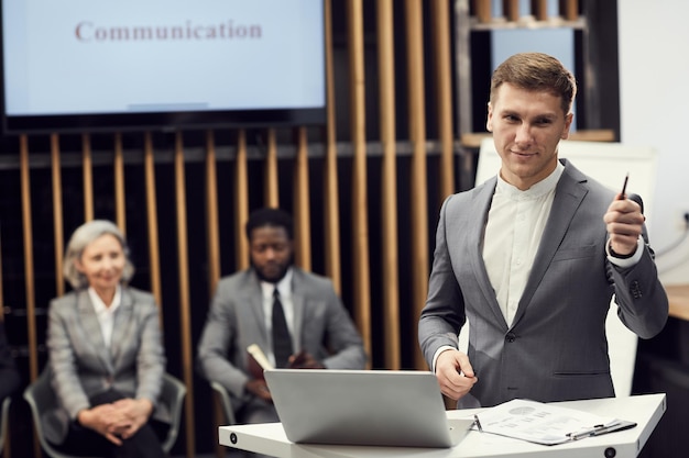 Photo young manager working with audience at conference