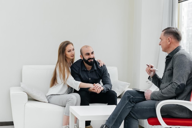 Foto una giovane coppia di sposi è venuta a un appuntamento e una consultazione con uno psicoterapeuta counseling e