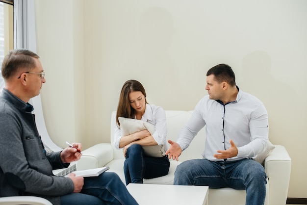 젊은 부부 남녀가 치료 세션에서 심리학자와 이야기합니다. 심리학.