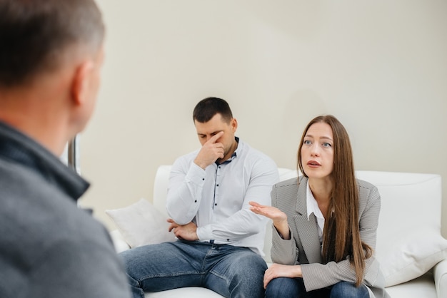 젊은 부부 남녀가 치료 세션에서 심리학자와 이야기합니다. 심리학.