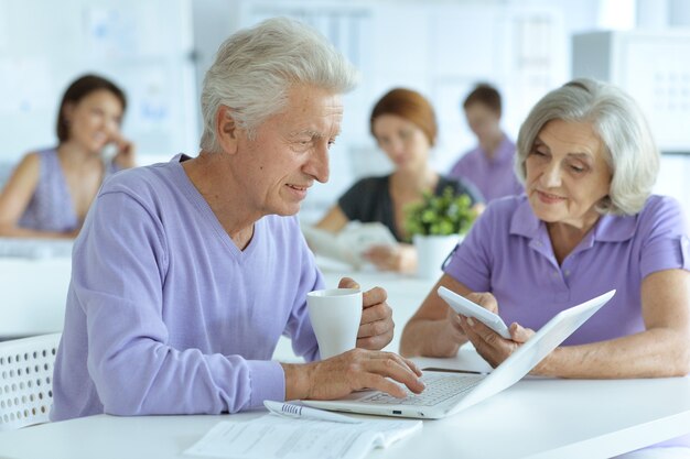 Photo young and mature businesspeople working in office