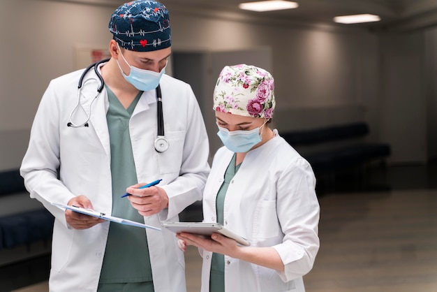 Foto giovane studentessa di medicina che fa pratica in un ospedale