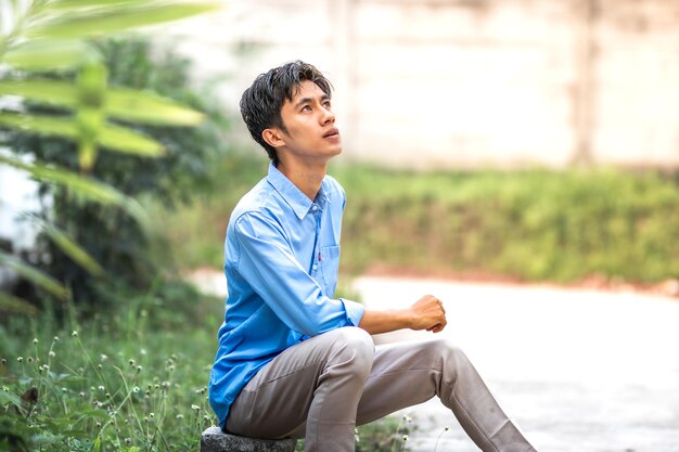 우울증에 빠진 젊은이들이 도로 에 혼자 앉아 있고, 우울하고 좌절된 젊은이들이 문제들로 가득 차서 하늘을 바라보고 있다.