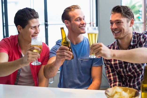 Photo young men drinking beer together