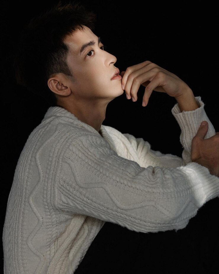 Photo 검은 바탕 에 눈을 돌리는 젊은 남자 들