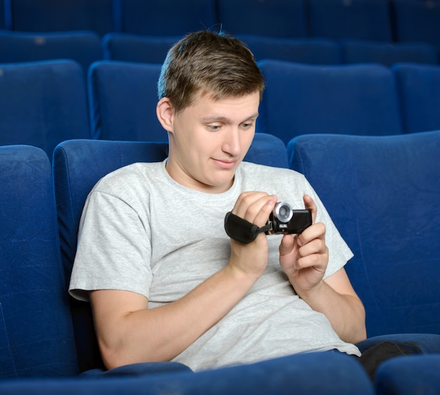 若い男性が大きな映画館で海賊行為をしています。