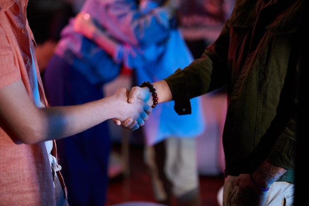 Photo young men shaking hands