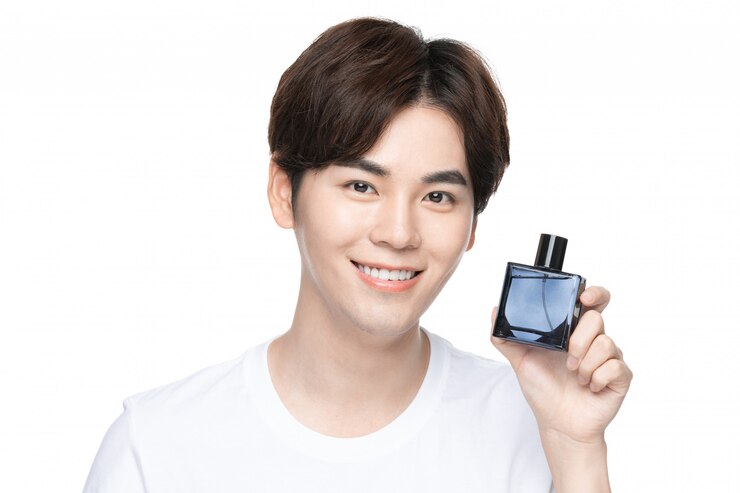 향수를 뿌리는 젊은이