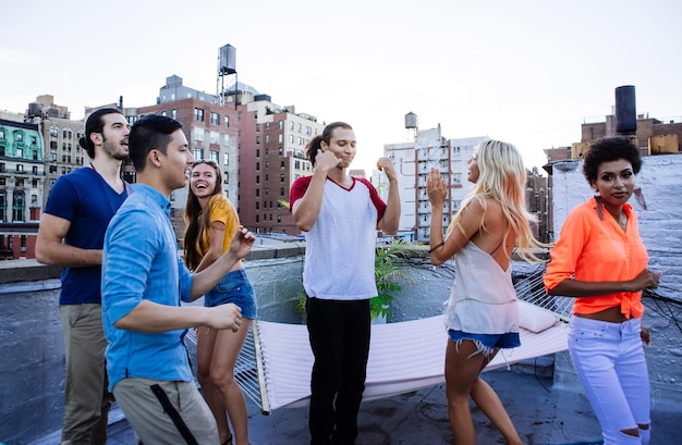 Photo young men standing in city against sky