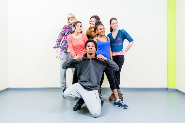 Giovani uomini e donne in posa di classe di danza