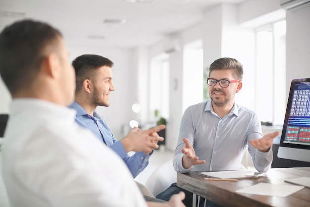 Giovani uomini che lavorano in ufficio