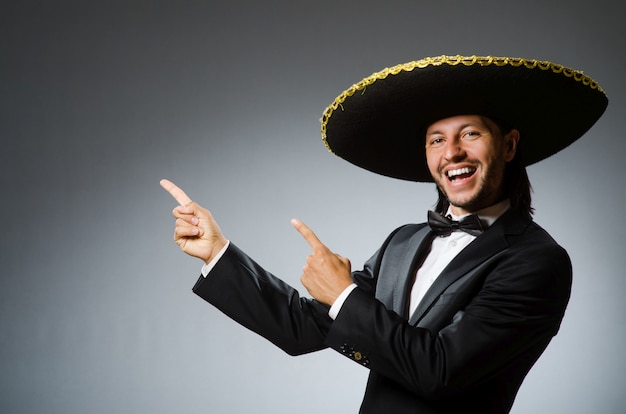 Photo young mexican man wearing sombrero