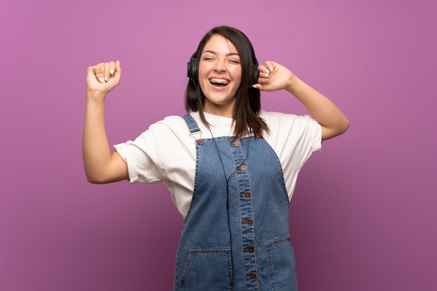 ヘッドフォンで音楽を聴いて孤立した上メキシコの若い女性