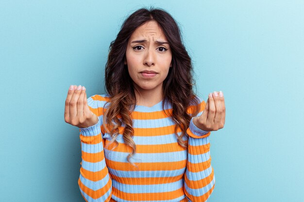 写真 彼女はお金がないことを示す青い背景に分離された若いメキシコ人女性。