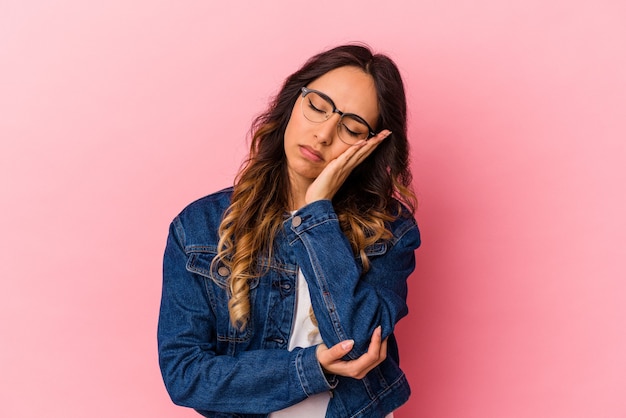 Photo young mexican woman isolated on pink wall who is bored, fatigued and need a relax day.