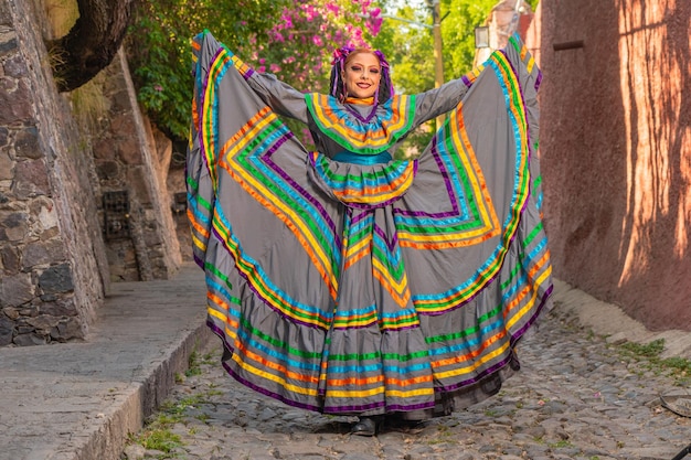 Foto giovane donna messicana in un tradizionale abito folcloristico di molti colori ballerino tradizionale