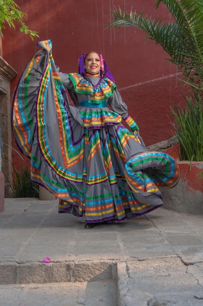 다양한 색상의 전통 무용수의 전통 민속 드레스를 입은 젊은 멕시코 여성