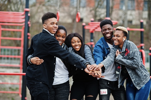 Giovani amici africani millenari in palestra all'aperto. persone di colore felici che si divertono insieme. concetto di amicizia di generazione z.