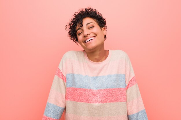 若い混合アフリカ系アメリカ人の10代女性は笑って目を閉じて、リラックスして幸せを感じています。