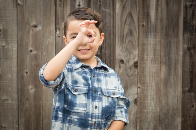 Foto giovane ragazzo di razza mista che fa gesti con le mani