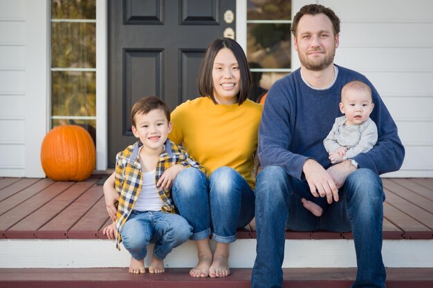 Photo young mixed race chinese and caucasian family portrait