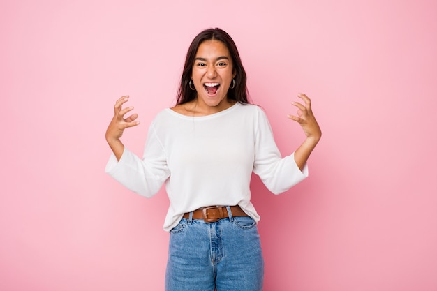 Photo young mixed race indian woman screaming with rage.