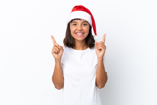Молодая женщина смешанной расы празднует Рождество на белом фоне, указывая на отличную идею
