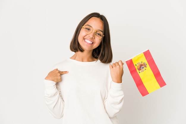 Молодая женщина смешанной расы держит флаг испании