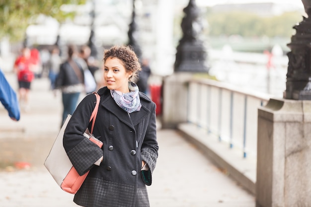 ロンドンを歩く若い混血女性