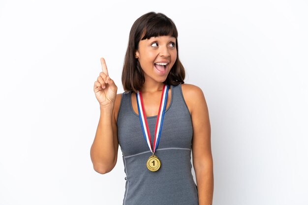 Foto giovane donna di razza mista con medaglie isolate su sfondo bianco che intende realizzare la soluzione sollevando un dito