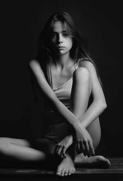 Молодая модель девушка с стройным телом портрет элегантной женщины со светом на черном фоне красивая