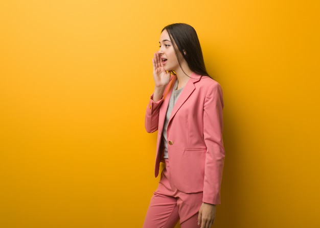 Photo young modern business woman whispering gossip undertone