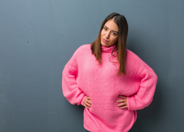 Foto giovane donna moderna che rimprovera qualcuno molto arrabbiato