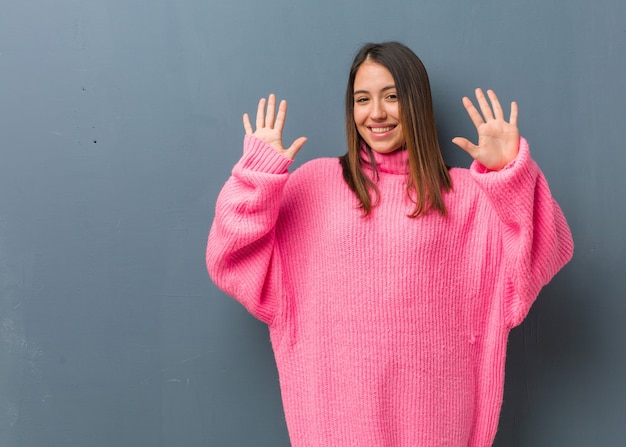 写真 10番を示す若い現代女性