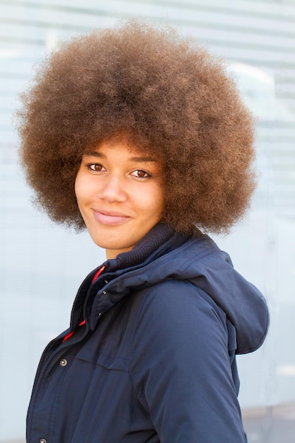 Foto donna giovane e moderna con l'acconciatura afro