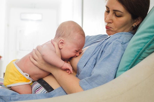 若いお母さんは生まれたばかりの赤ちゃんに母乳を与えたい