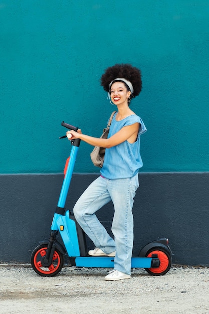 Foto giovane donna marocchina su uno scooter elettrico