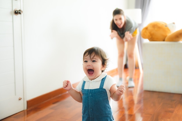 写真 若い母親は、家で新しい小さな子供を育てて喜んでいます、息子または娘が生まれたばかりの赤ちゃんを持つ女性の家族、母性の人々を愛し、世話をし、小さなかわいい女の子を抱いています