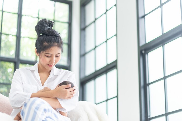 Photo 若い母親が赤ちゃんを抱いている