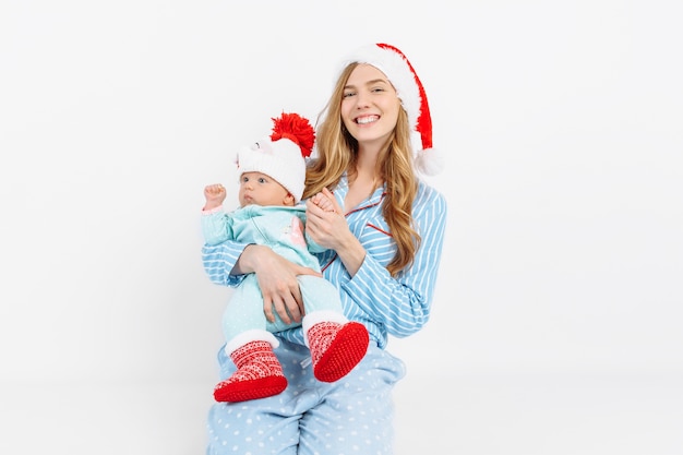 Photo a young mother on christmas day with a newborn child