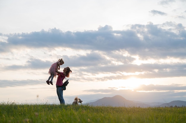 Молодая мать наслаждается жизнью со своей дочерью на природе