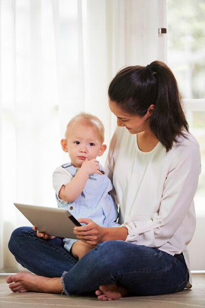 若い母親と彼女の子供