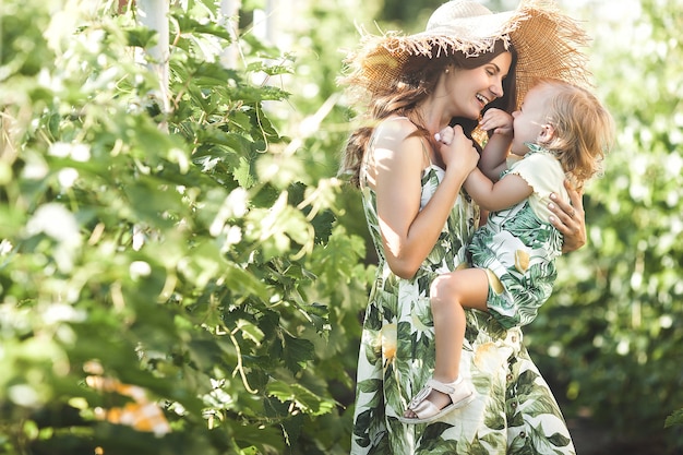 Giovane madre e la sua piccola figlia all'aperto divertendosi. bella famiglia.