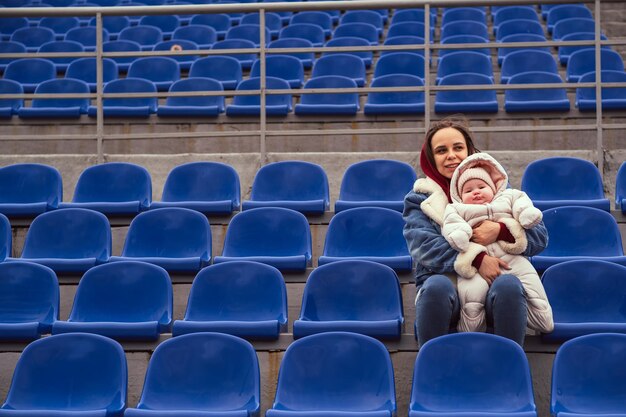 スタジアム で 若い 母親 と 新生児 の 娘
