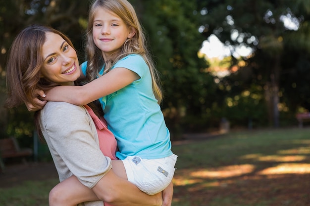 Giovane madre che tiene sua figlia